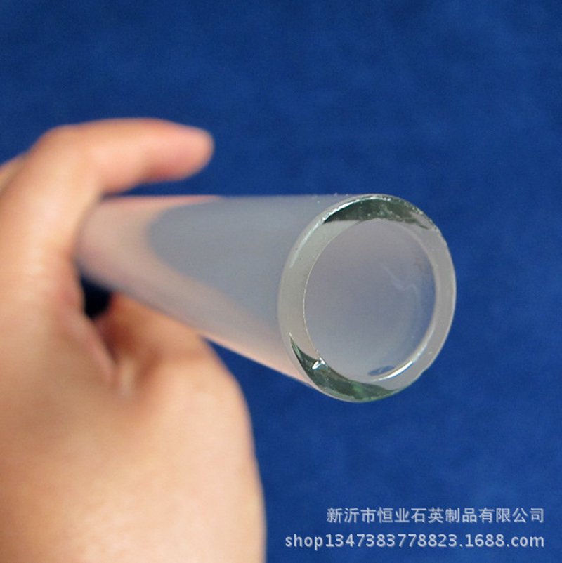 石英坩埚在半导体行业中扮演着至关重要的角色,它们不仅能够确保材料的质量,还能提高生产效率。那么,这些不起眼的石英容器究竟有何独特魅力呢?今天我们就来揭开它的神秘面纱。